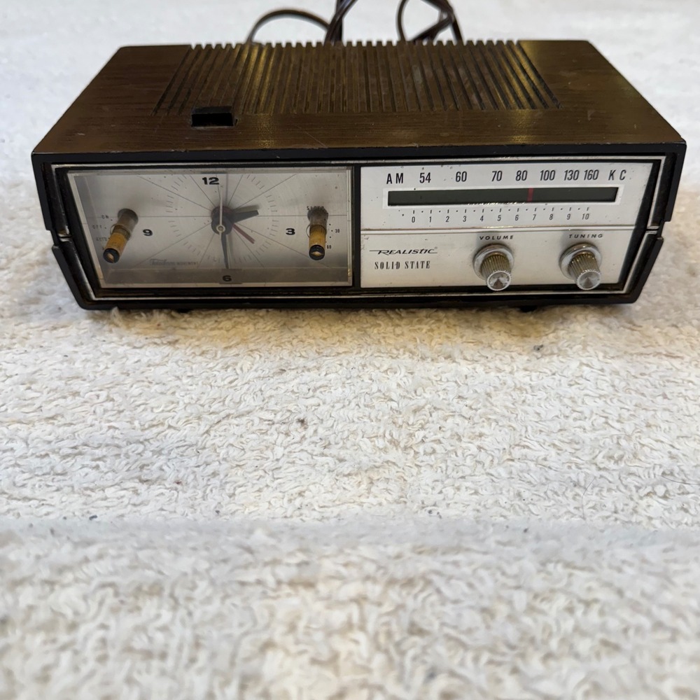 Vintage Realistic Solid State AM Clock Radio 12-1476 Telechron Movement‎